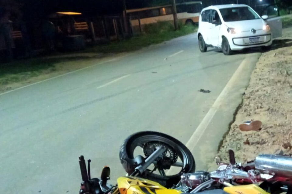 Colisão entre carro e moto deixa casal gravemente ferido