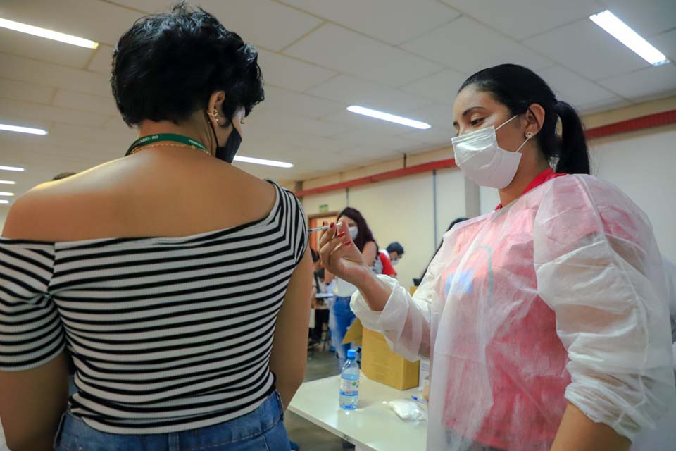 Vacinação segue com público 35+ nesta terça-feira (13) em Porto Velho