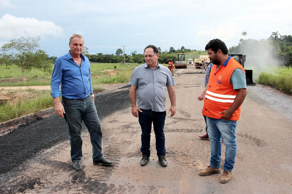 Adelino Follador acompanha recuperação da RO-205 em Cujubim