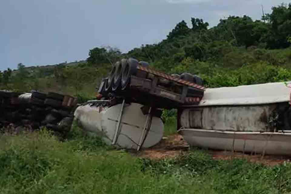 Caminhão-tanque tomba e causa vazamento de combustível na BR-364