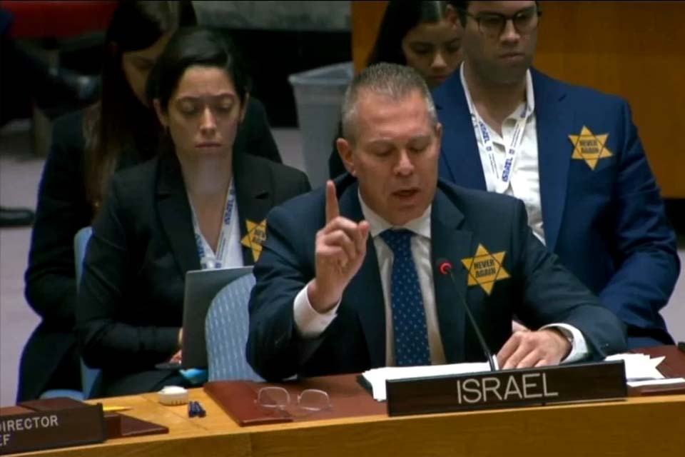 Embaixador de Israel usa estrela símbolo de perseguição aos judeus