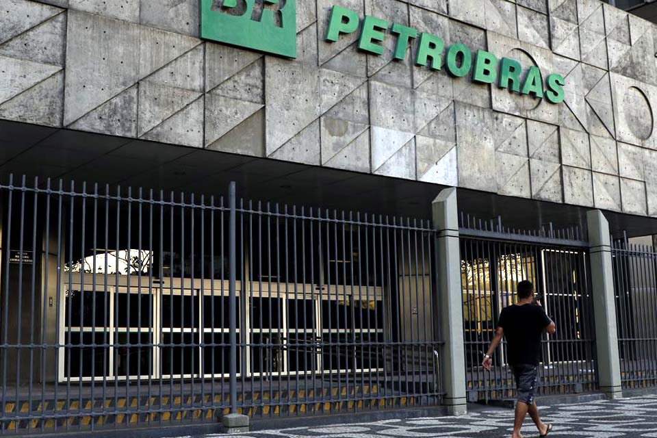 Petrobras reinicia processo de venda de três refinariasA