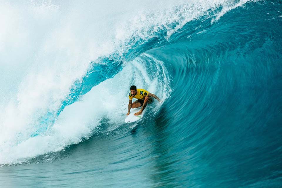 Surfe: Filipe Toledo avança em Teahupo'o e garante vantagem no Finals