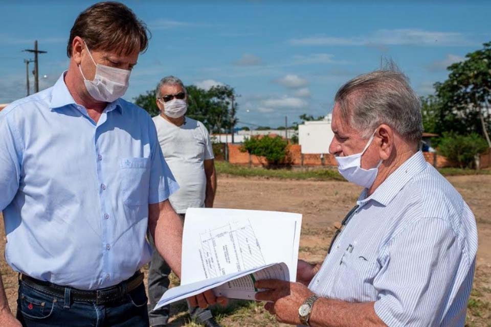 Autoridades visitam terreno do Centro de Diagnóstico do Câncer