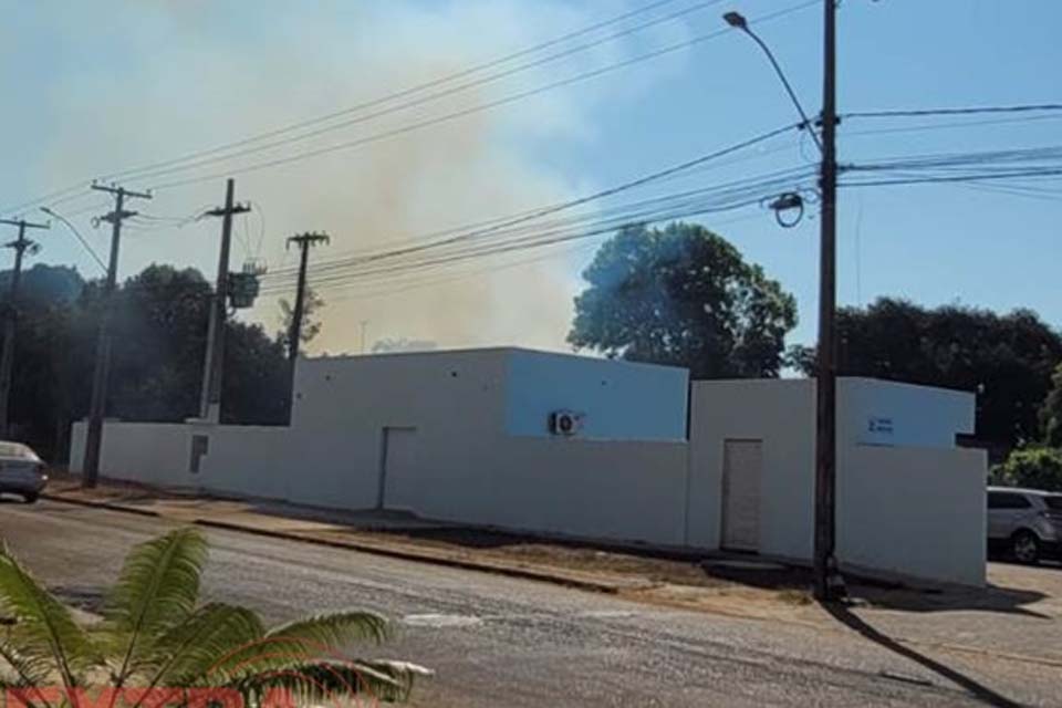 Populares registram incêndio em vegetação próximo a hospital em Vilhena