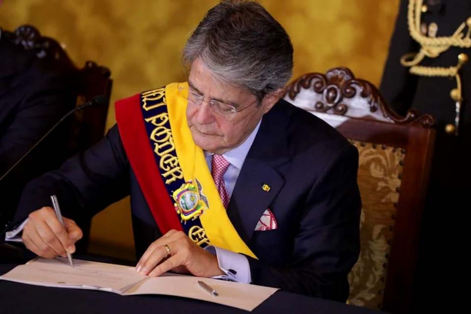 Presidente do Equador dissolve Parlamento e convoca novas eleições