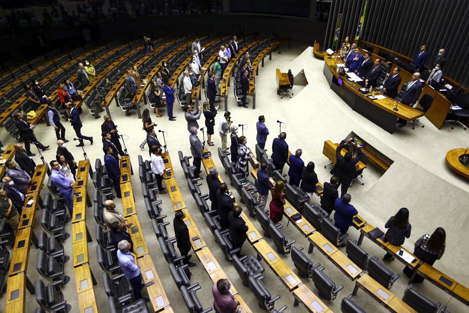 Câmara homenageia os 100 anos do rádio no Brasil