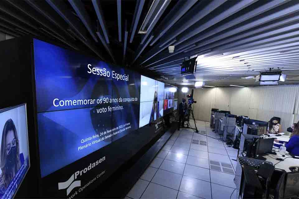 Senadoras comemoram 90 anos do voto feminino no Brasil