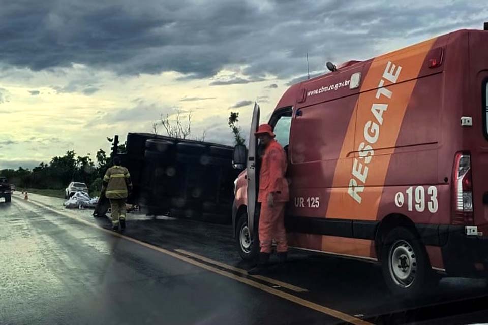 Carreta tomba e motorista fica preso às ferragens na BR 364