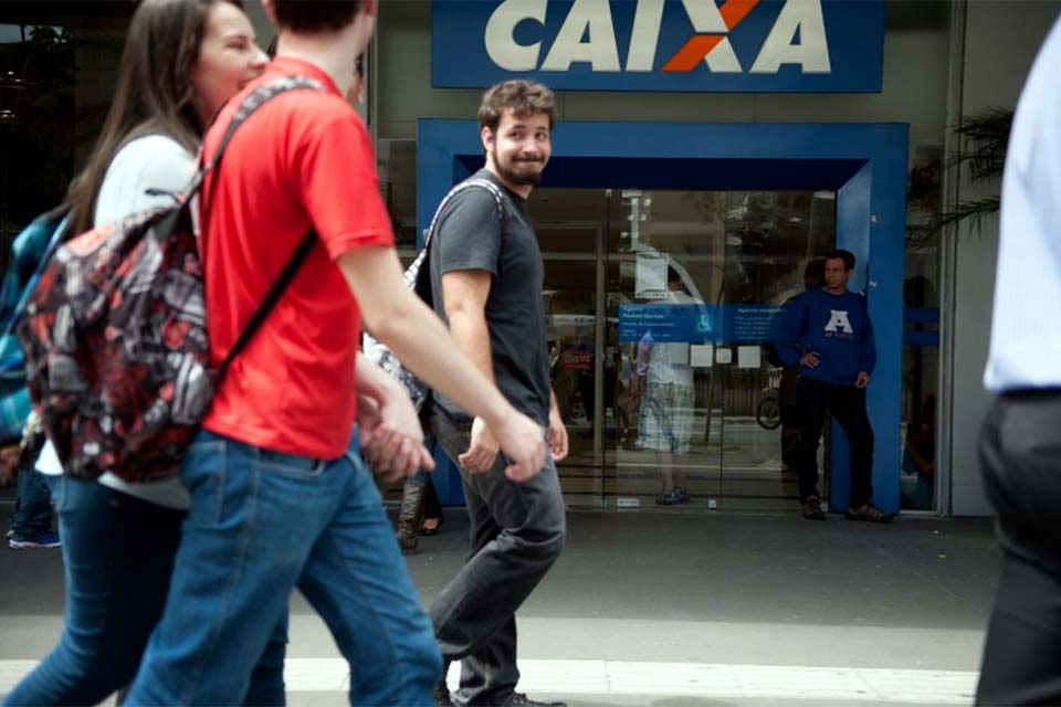 Cerca de 800 agências da Caixa estarão abertas hoje das 8h às 12h