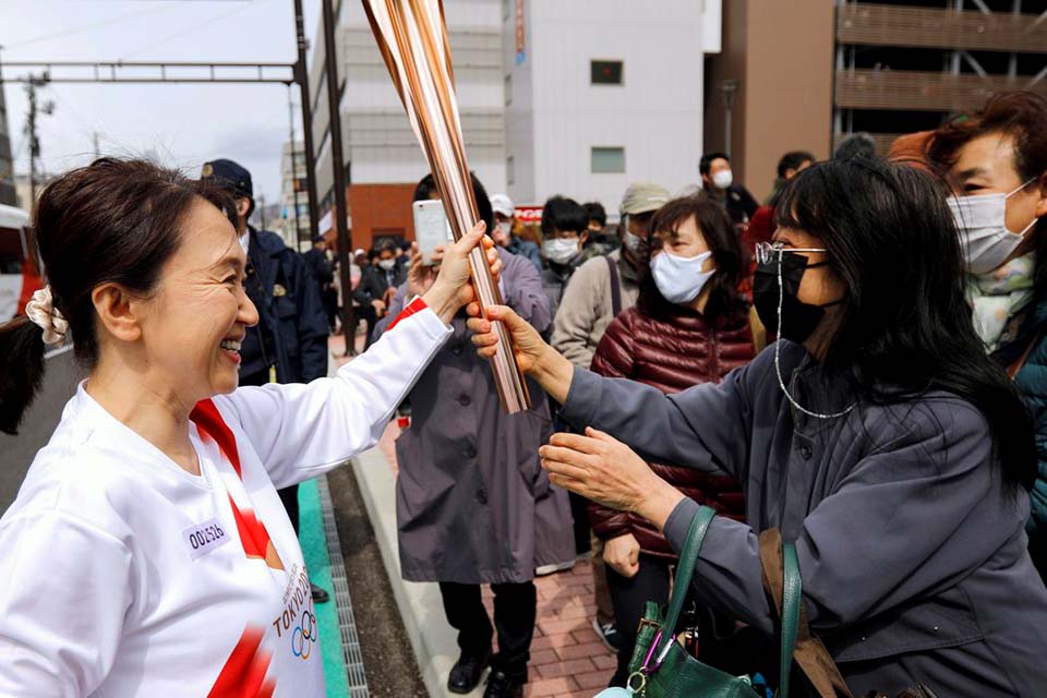 Revezamento da tocha dá esperança de retomada econômica em Fukushima