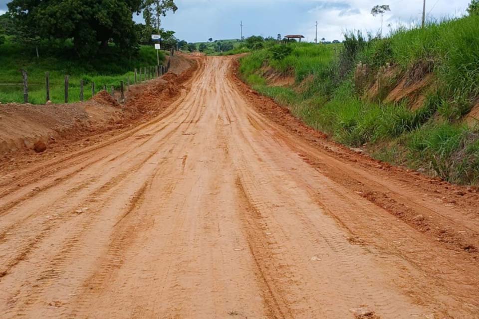 Prefeitura de Jaru mantém equipes em campo para garantir manutenção de estradas rurais 