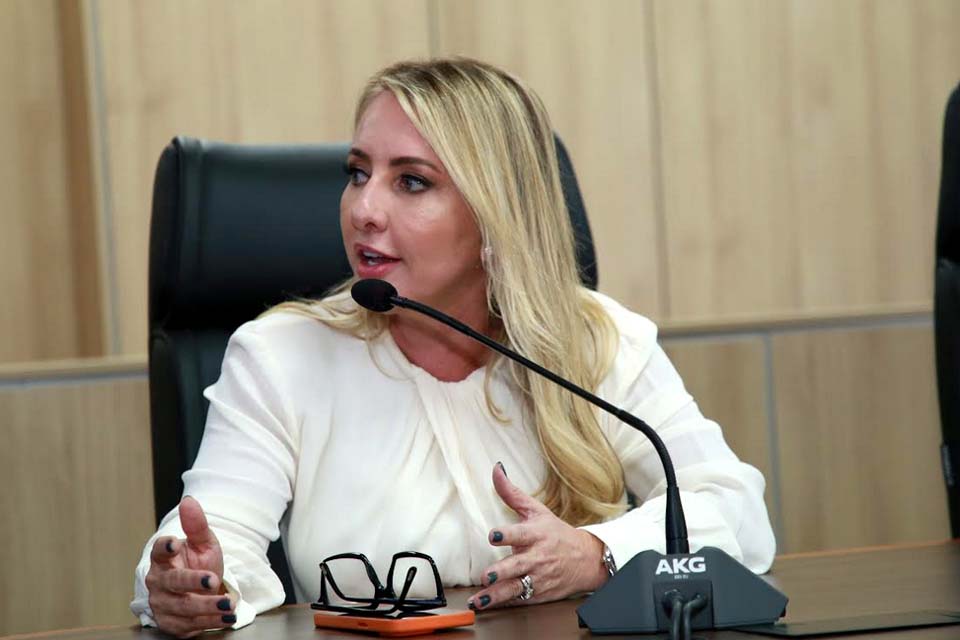 Ieda Chaves solicita retomada de oferta de água através de caminhão-pipa no Cristal da Calama