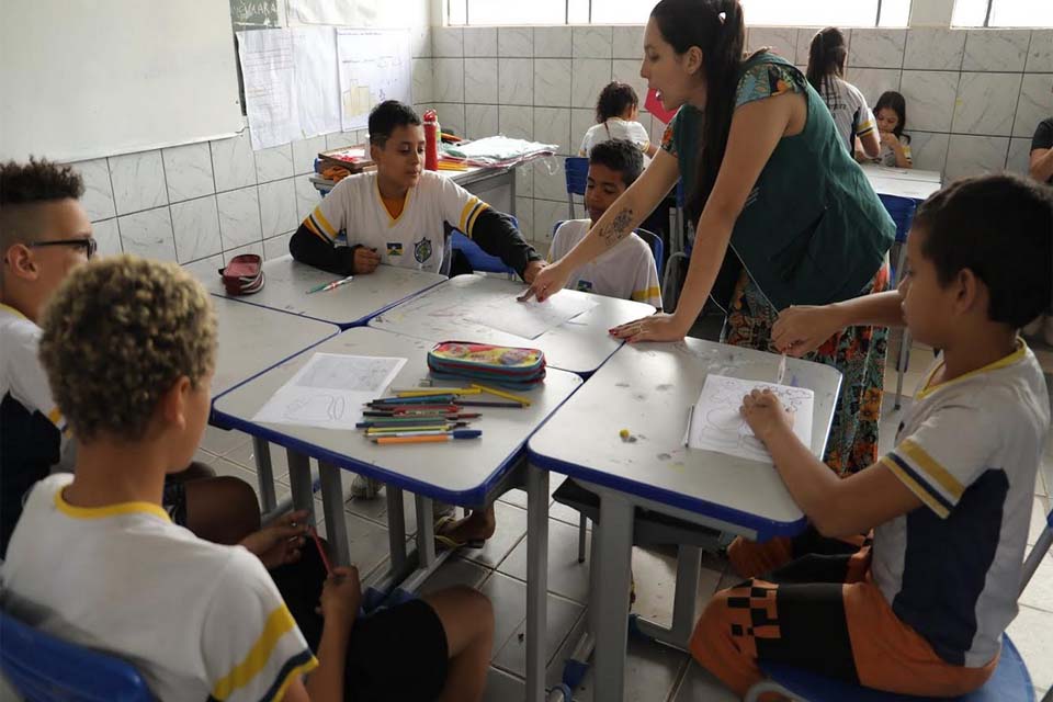 Semeia realiza oficina de artes com materiais recicláveis na escola Beatriz Ferreira