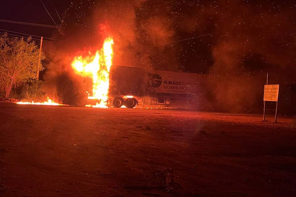 Manifestantes ateiam fogo em carreta e caminhões do IG em Ariquemes