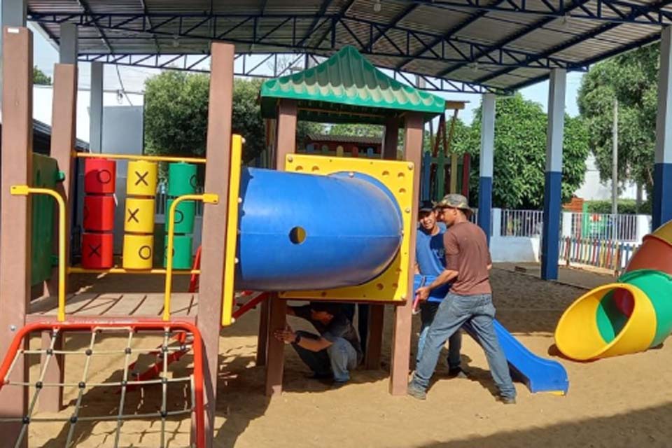 Secretaria de Educação realiza manutenção periódica em playgrounds nas escolas municipais