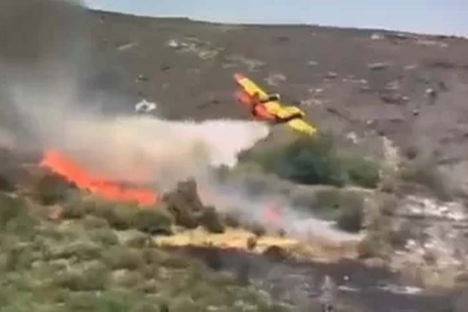 Vídeo mostra momento que avião cai e explode durante combate a incêndios na Grécia