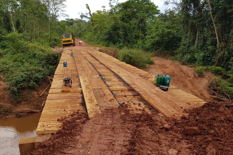 DER executa manutenção da ponte sobre o rio Colorado e patrolamento na RO-490