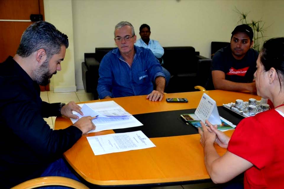 Ordem de serviço para reforma do estacionamento da Feira do Produtor Rural é assinada pela Prefeitura