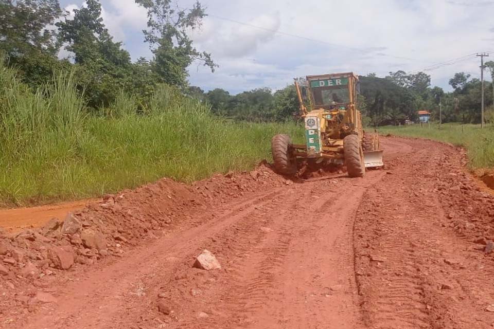 Regional do DER de Pimenta Bueno realiza manutenções em rodovias