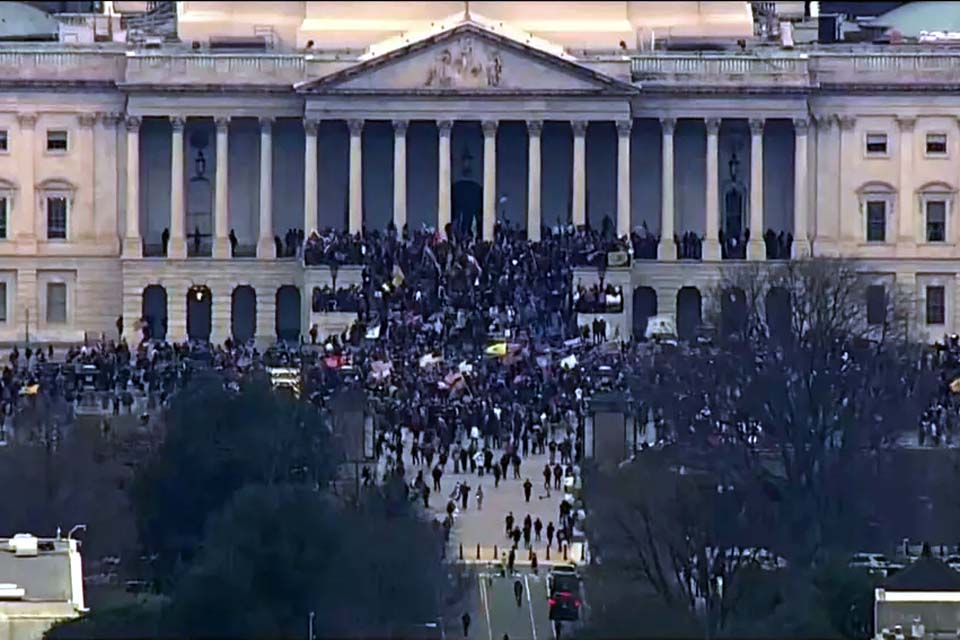 Policiais feridos durante invasão ao Capitólio processam Trump