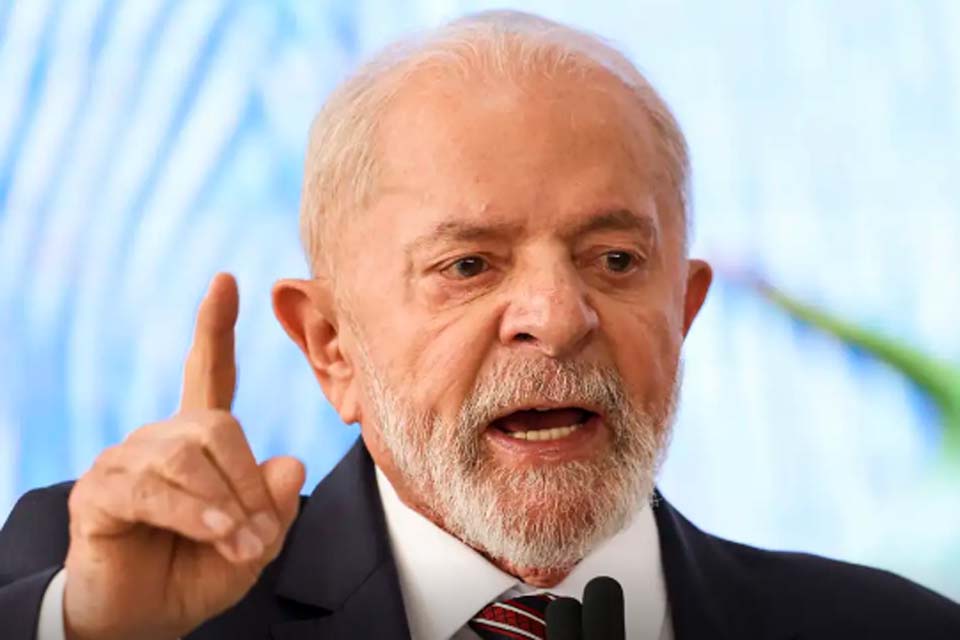 Médico diz que Lula está bem, sentado e conversando