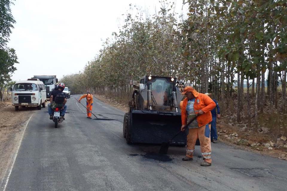 Equipes do DER trabalham na recuperação do pavimento da RO-463 na região de Jaru