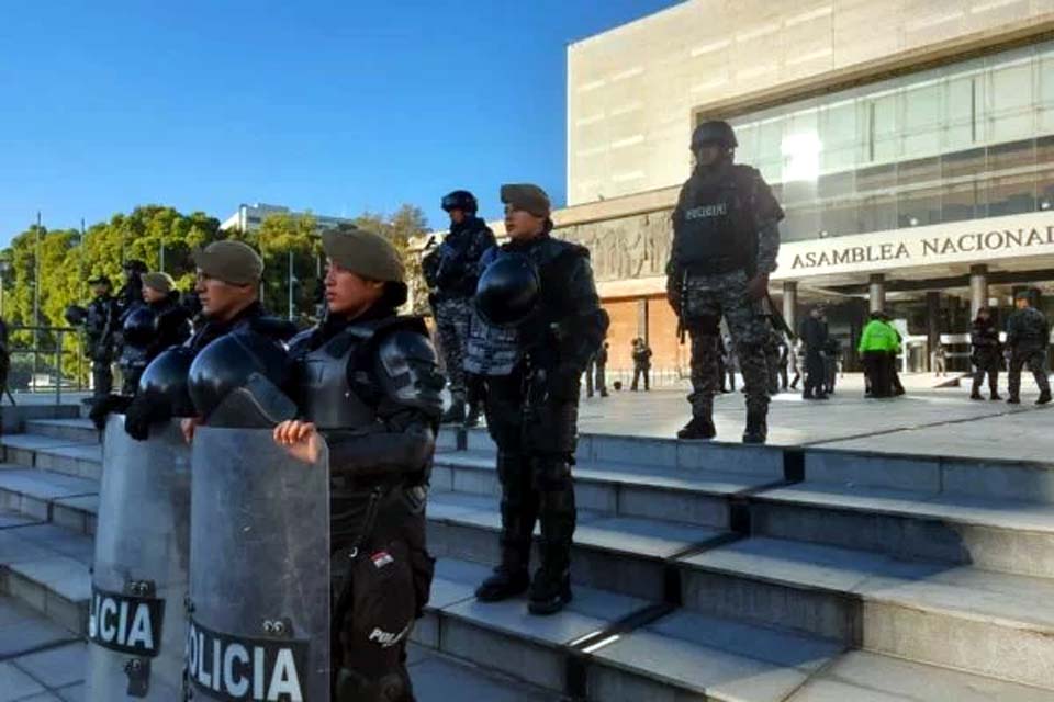 Militares das Forças Armadas cercam prédio de Assembleia Nacional do Equador