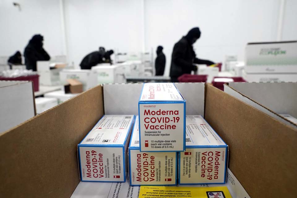 Funcionário de centro médico é demitido após deixar vacinas contra Covid fora de refrigeração