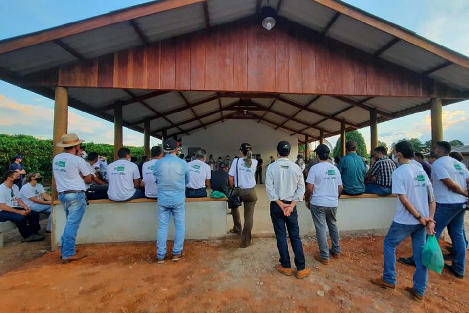 Técnicos da Emater do Estado visitam propriedade que é referencia em sustentabilidade e qualidade na produção do café