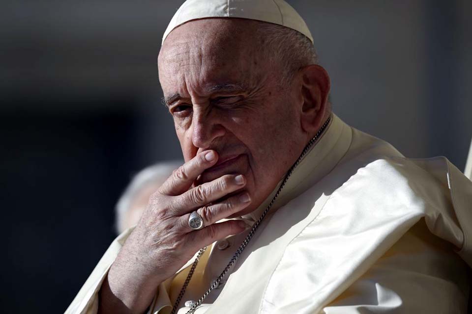 Papa Francisco “está atento e bem-humorado” após cirurgia, diz médico