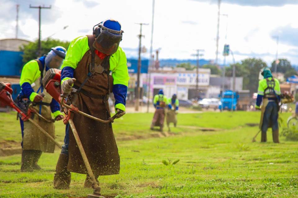 Prefeitura realiza limpeza e manutenção de canteiros da BR 364 no perímetro urbano do município