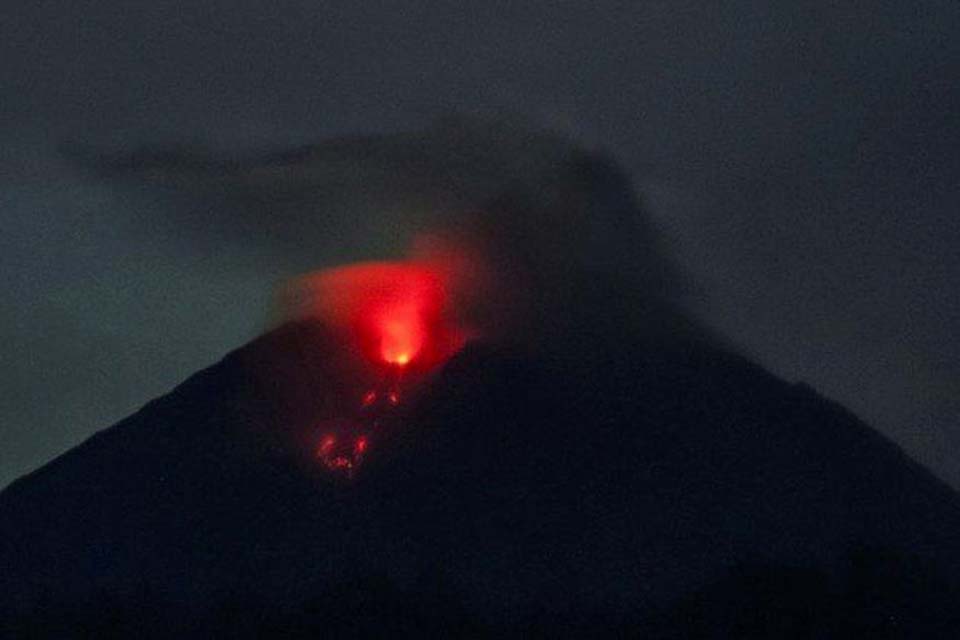 Vulcão na Indonésia retoma erupção e mortos chegam a 22