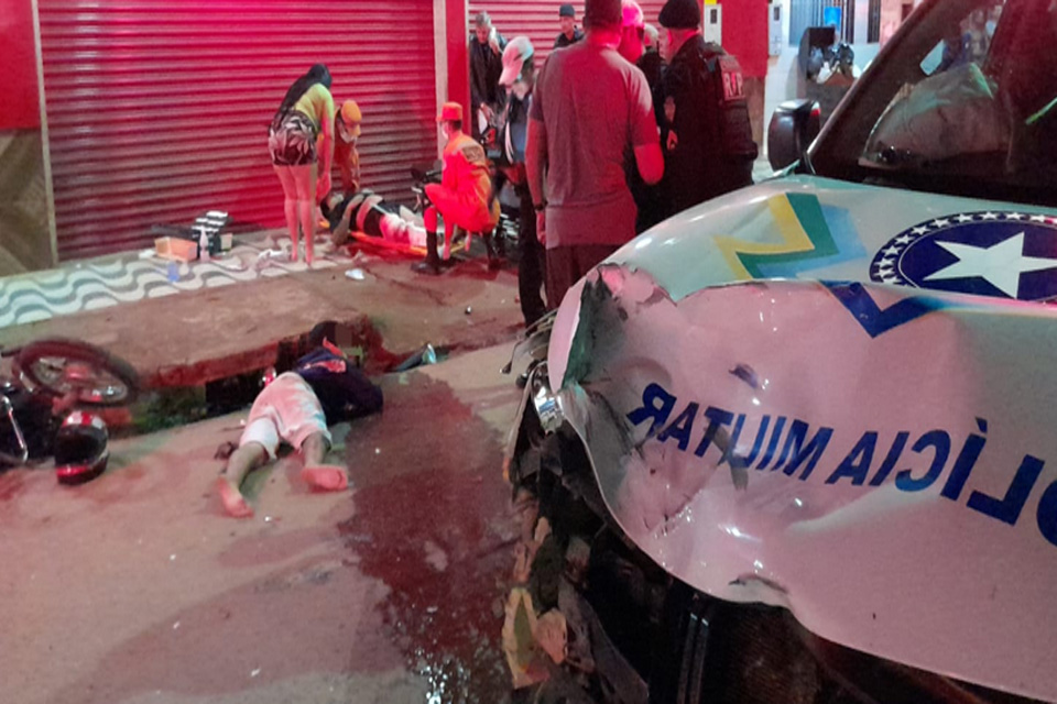 Dupla de moto em fuga da PM bate de frente com viatura