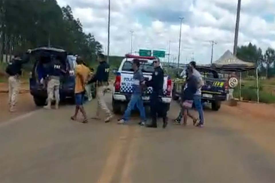 Em Vilhena/RO, PRF, PMRO e FN prendem manifestantes e liberam rodovia