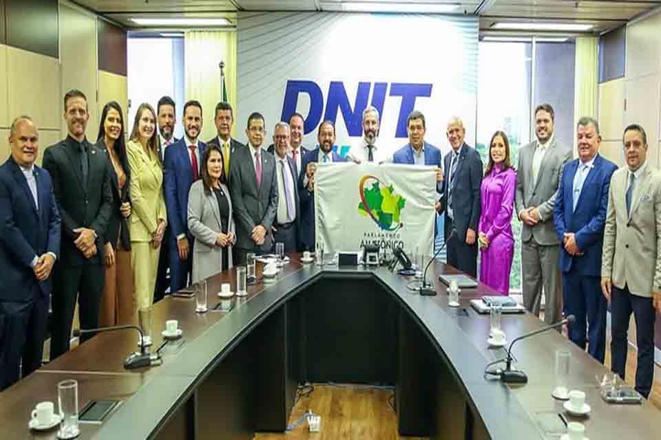 Presidente do Parlamento Amazônico se reúne com membros da diretoria do DNIT em Brasília