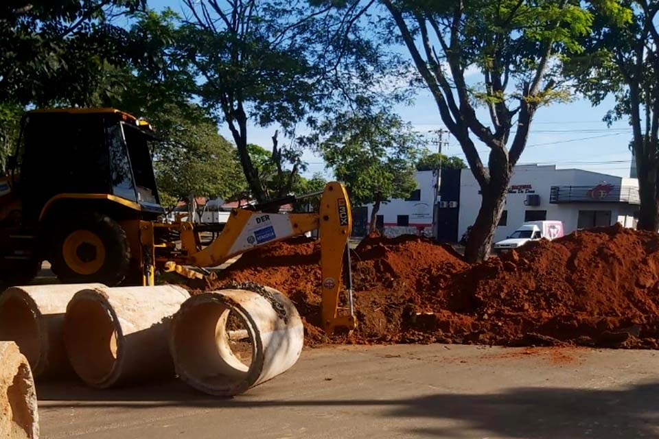 Limpeza de galerias em avenidas visa evitar alagamentos na época chuvosa