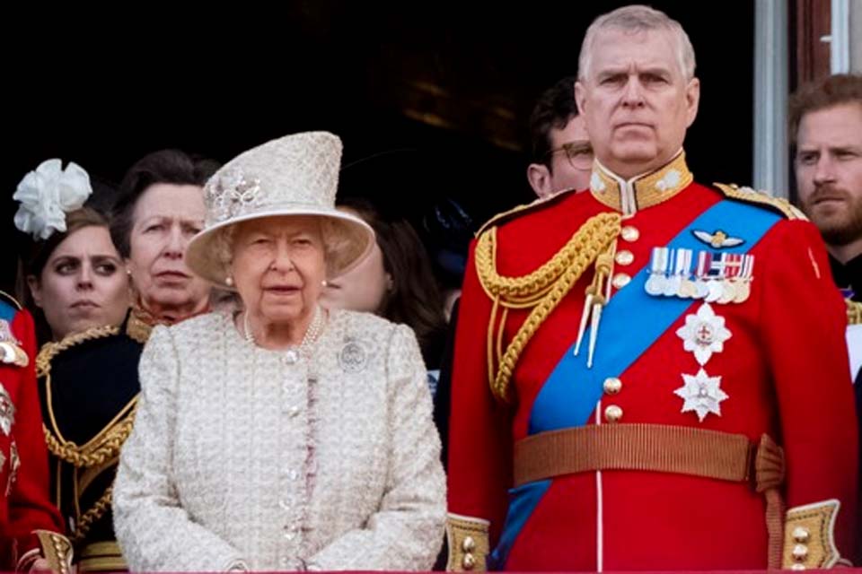 Filho da rainha Elizabeth II, príncipe Andrew é processado por abuso sexual de menor de idade no caso Epstein