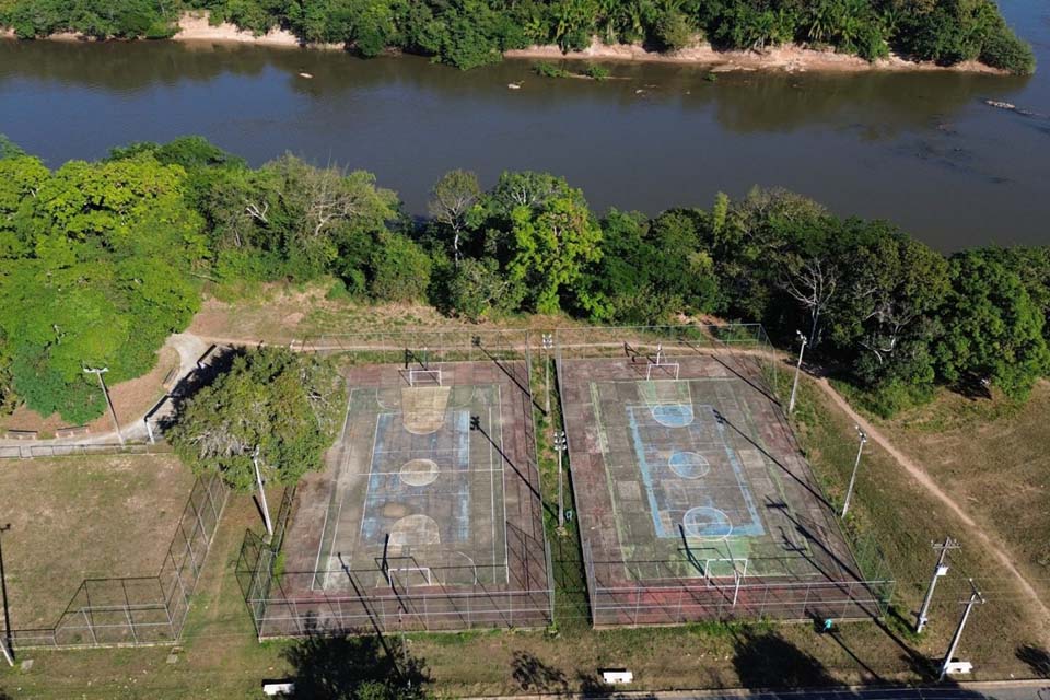 Semes realiza reforma em quadras esportivas; servidores trabalham na recuperação dos espaços