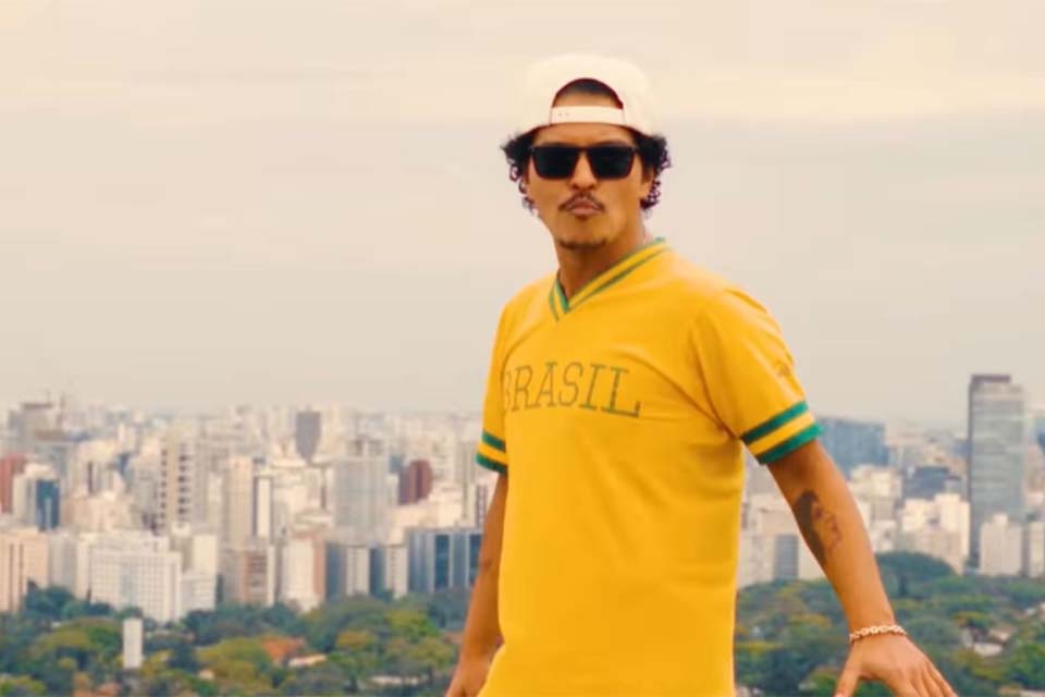 Bruno Mars agradece fãs brasileiros com vídeo ao ritmo de funk