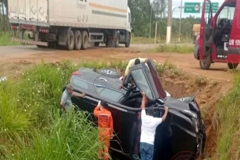 Motorista perde controle de direção e cai em valeta as margens da BR-364