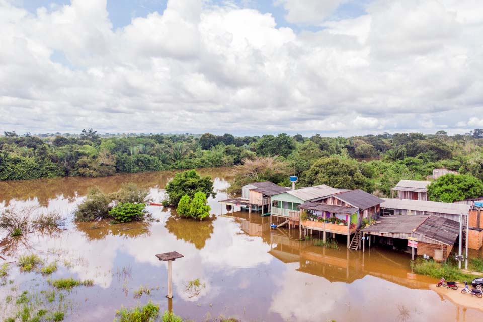 Prefeitura e Defesa Civil resgatam 30 famílias em risco; nível do rio Machado chegou a 10,93 metros de profundidade