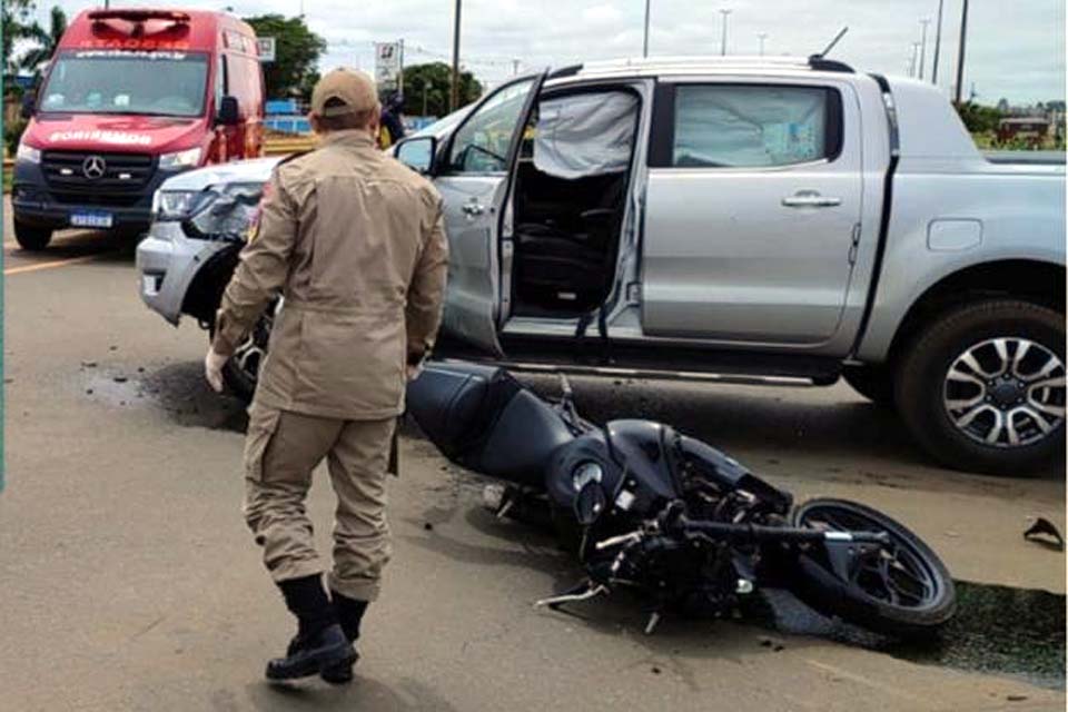 Motociclista morre após colidir com caminhonte que seguia na contramão  