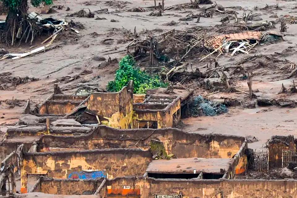 Governos querem R$ 109 bi de empresas por danos em desastre de Mariana