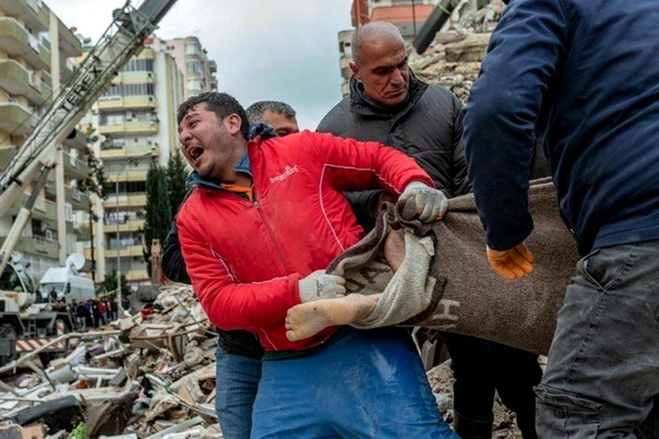 Sobe para 2.600 o número de mortos em terremoto na Turquia e Síria