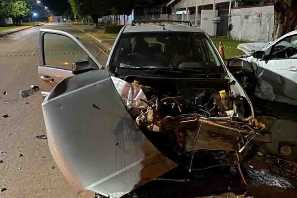 Carros ficam destruídos após colisão em cruzamento de Pimenta Bueno