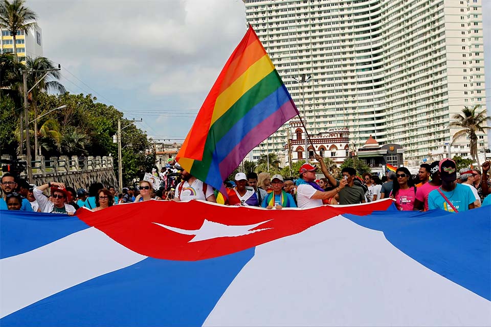 Cuba publica projeto que abre portas para casamento gay