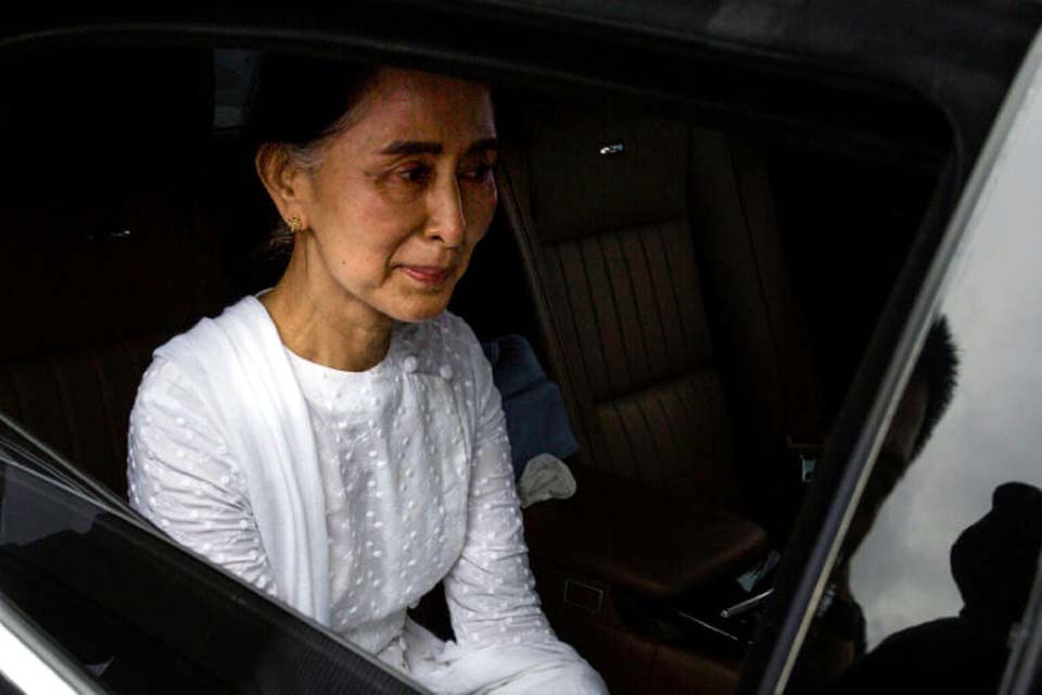 Líder birmanesa Aung San Suu Kyi colocada em isolamento em prisão