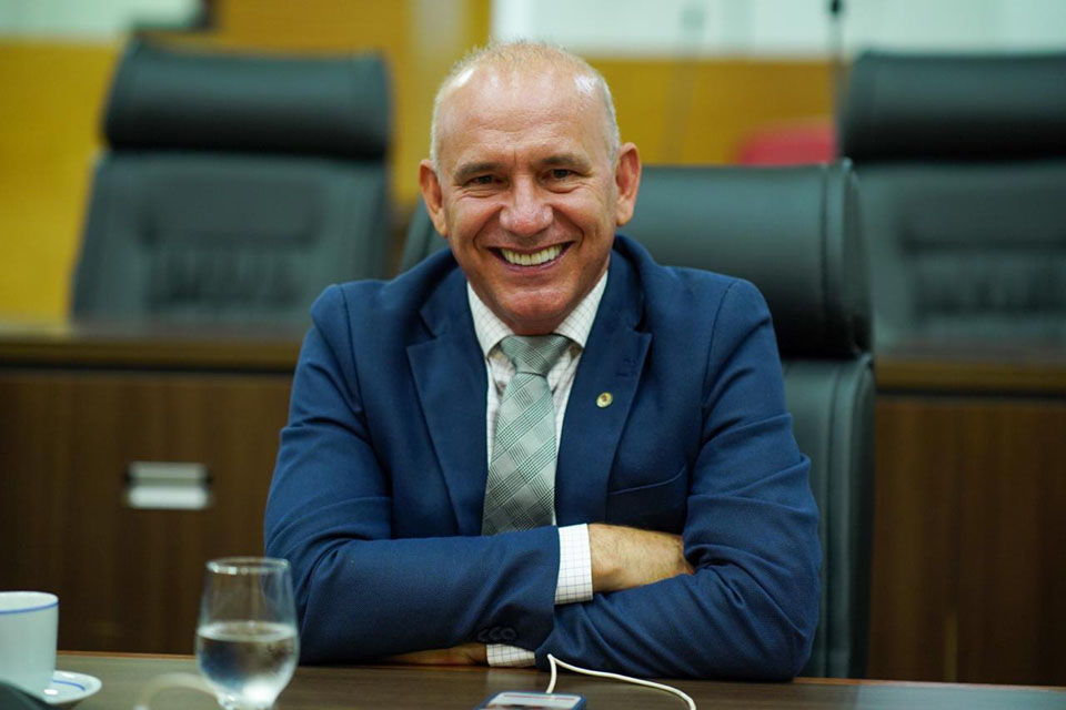 Deputado Ezequiel Neiva celebra investimento do Governo para o asfaltamento da RO-420