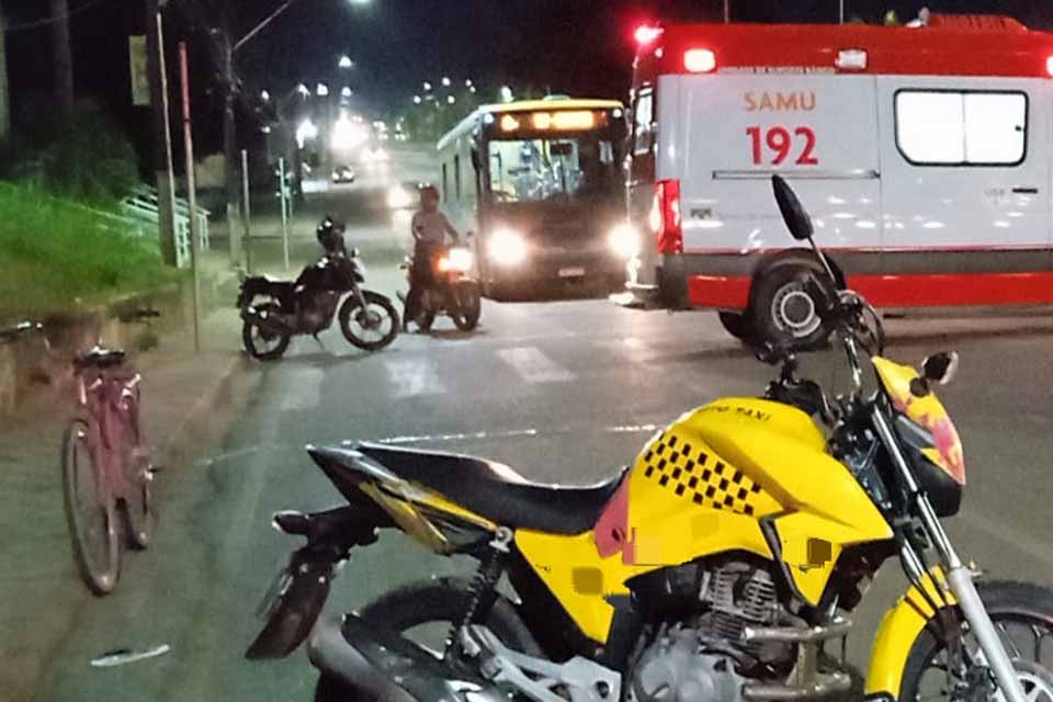 Duas mulheres são atropeladas na faixa de pedestre por mototáxi  